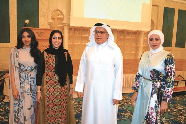 وزير الصحة د.خالد السعيد ولقطة تذكارية مع عدد من الصيدلانيات