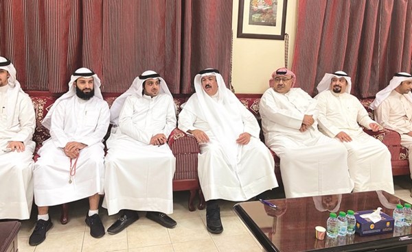 وزير التربية د.علي المضف مع حمد الهولي وعدد من القيادات التربوية خلال غبقة جمعية المعلمين