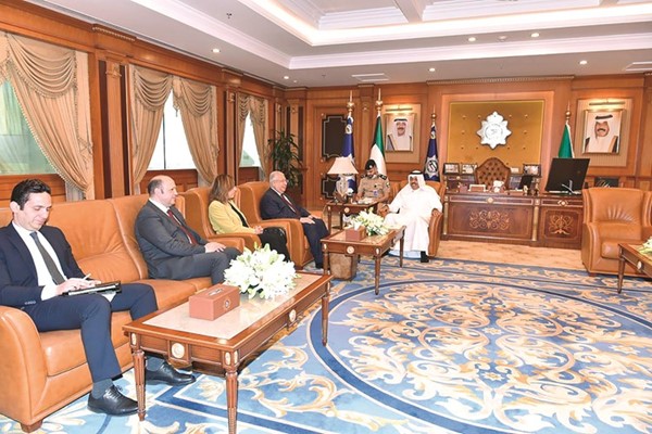 الشيخ أحمد النواف مستقبلا السفير المصري أسامة شلتوت