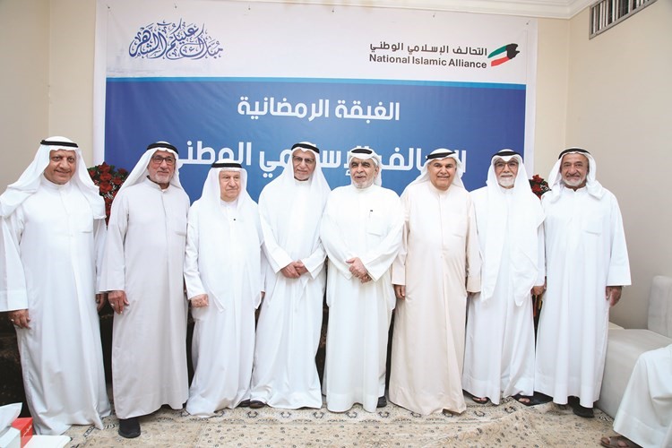 عدنان عبدالصمد متوسطا د.عبدالمحسن جمال وعبدالوهاب الوزان وحسين عبدالرحمن وبعض الحضور	(ريليش كومار)