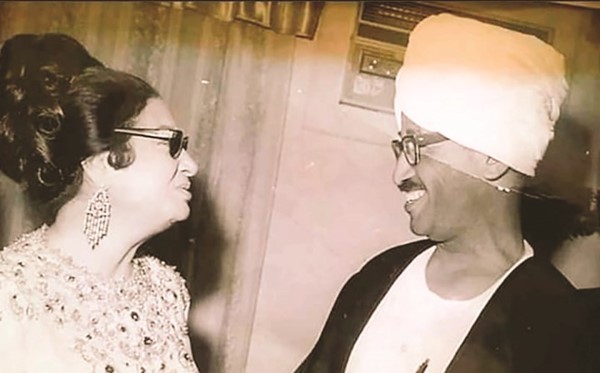 كوكب الشرق أم كلثوم في حديث باسم مع الشاعر السوداني الهادي آدم صاحب قصيدة أغدا ألقاك