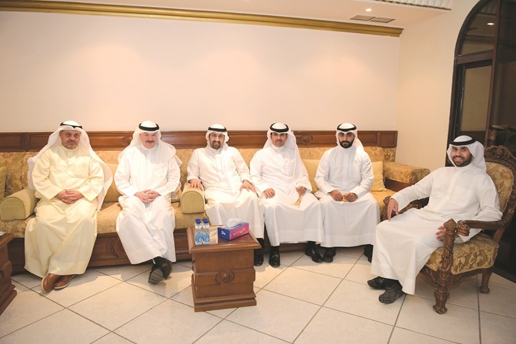 عدد من الحضور