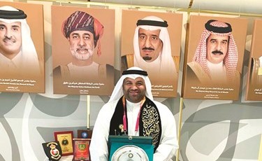 المخترع عادل الوصيص مع جائزة المركز الأول على مستوى الخليج