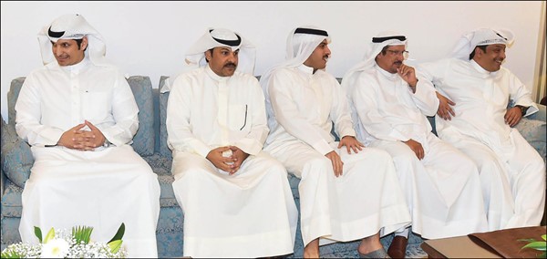  كليب وسلطان وعبدالرحمن أبا الغنايم يتوسطهم الشيخ طلال مشعل الأحمد والمستشار نايف المطيرات