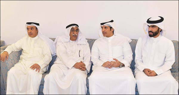  عبدالرحمن أبا الغنايم مع بعض الحضور ويبدو فيصل المتلقم
