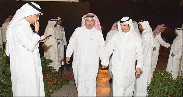  عبدالرحمن أبا الغنايم خلال استقباله أحد المهنئين