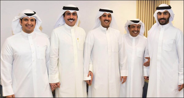  كليب وعبدالرحمن أبا الغنايم يتوسطان المهنئين من أبناء عائلة السكران
