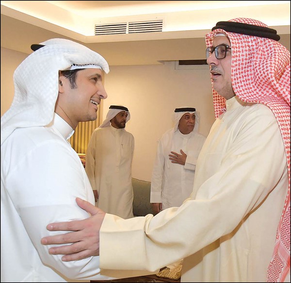  أحد المهنئين يبارك