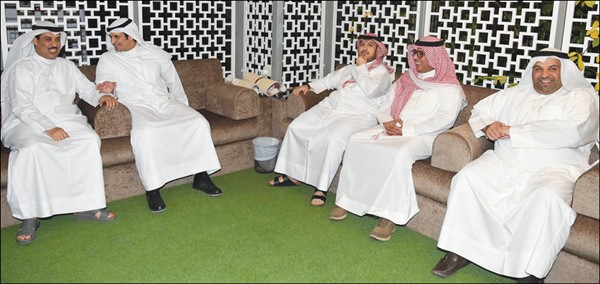  الشيخ محمد الاحمد الخالد وعبدالرحمن أبا الغنايم مع بعض الحضور