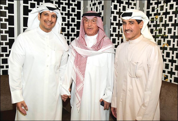  عبدالرحمن أبا الغنايم مع بعض المهنئين
