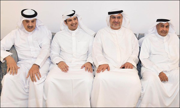  عبدالرحمن أبا الغنايم يتوسط بعض الحضور
