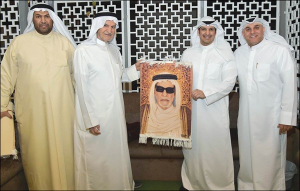  مهنئون يهدون أبا الغنايم لوحة تذكارية لوالده الراحل المغفور له بإذن الله بداح أبا الغنايم 