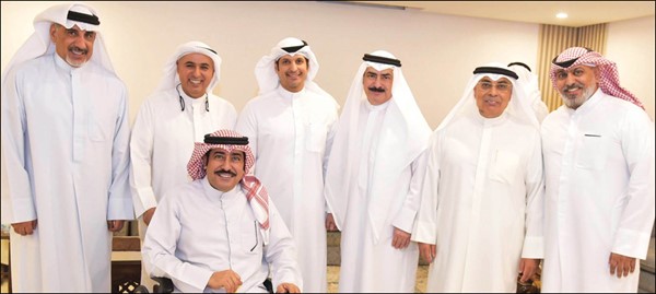  عبدالرحمن أبا الغنايم متوسطا كامل العبدالجليل ود.وائل المطوع ويوسف مقصيد وسفير المعاقين عبدالعزيز العنزي