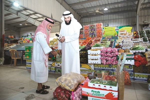 فهد العجمي يتحدث إلى الزميل محمد راتب عن أسعار الخضراوات في الشبرة