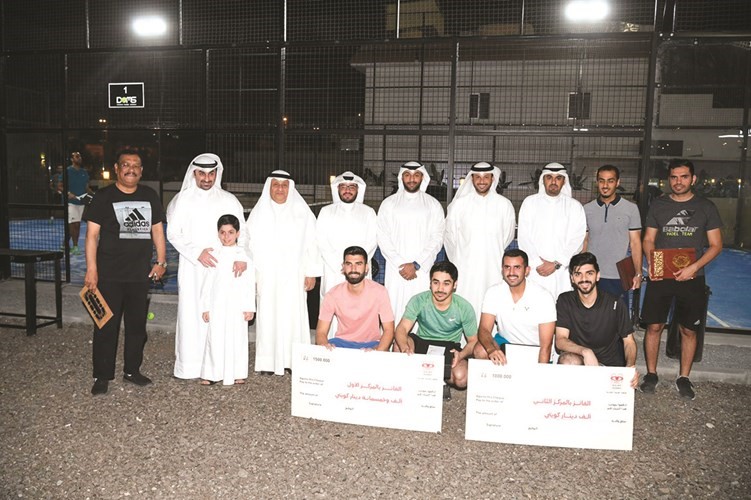 لقطة جماعية مع الفائزين بالمركزين الأول والثاني