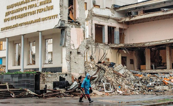 الدمار الذي لحق بأحد المباني الأكاديمية نتيجة القصف الروسي في خاركيف (رويترز)