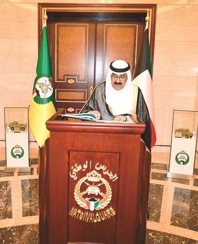 ممثل الأمير سمو ولي العهد الشيخ مشعل الأحمد يسجل كلمة في سجل الشرف