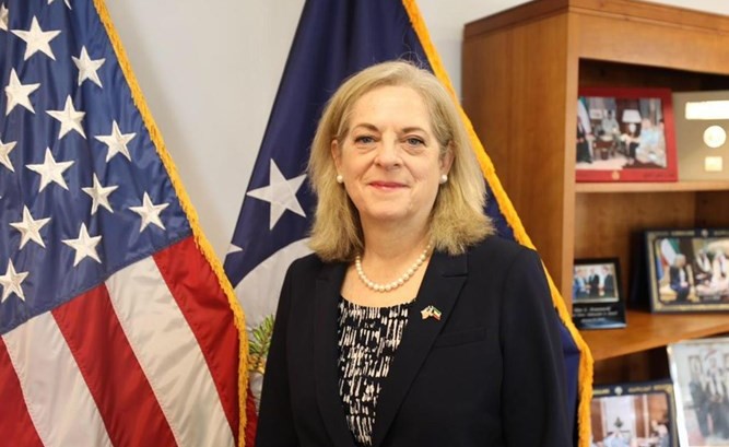 السفيرة الأميركية ألينا رومانوسكي