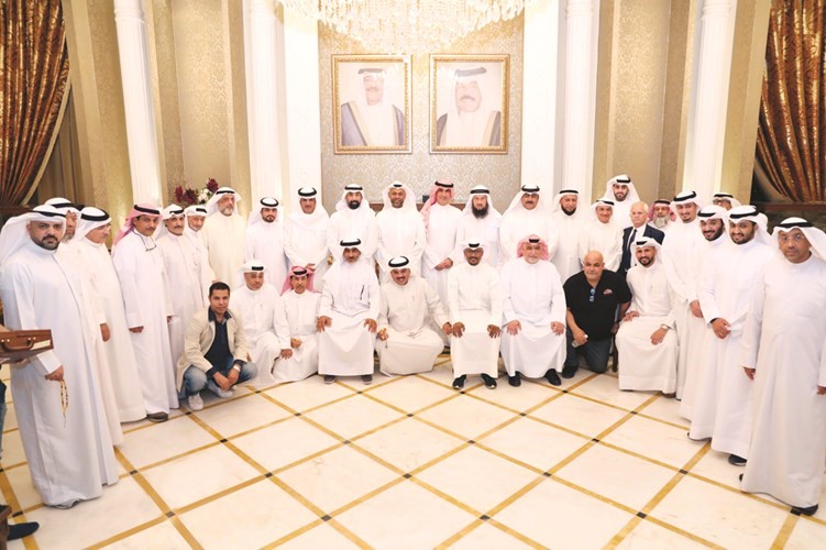 خالد السلطان وعلي الفزير يتوسطان عددا من رؤساء وأعضاء سابقين وحاليين