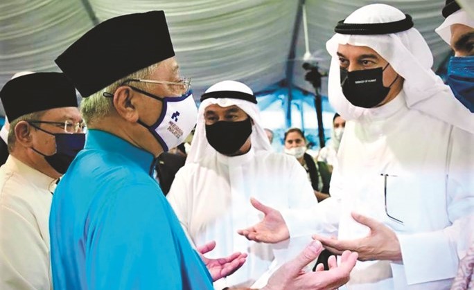 رئيس الوزراء الماليزي إسماعيل صبري خلال اللقاء مع السفير د.حمد بورحمة