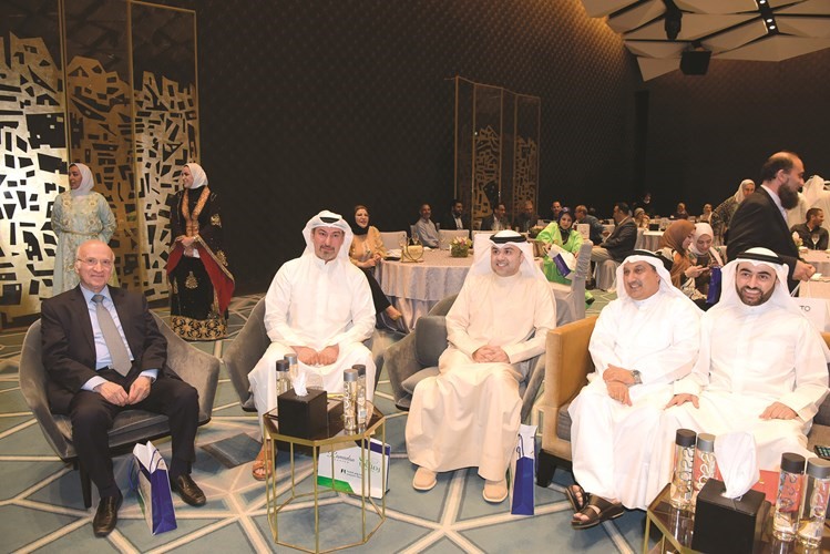 د.عبدالله السند وعدد من الحضور