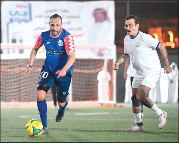  عبداللطيف الروضان محاولا اللحاق بمرزوق الغانم
