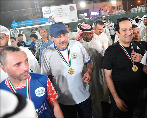  سمو الشيخ صباح الخالد يتوسط مرزوق الغانم وأحمد الشحومي