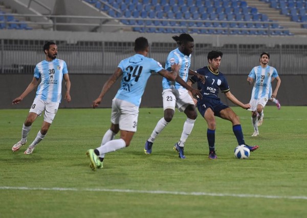 لاعب اليرموك محاصرا بلاعبي السالمية ( متين غوزال)