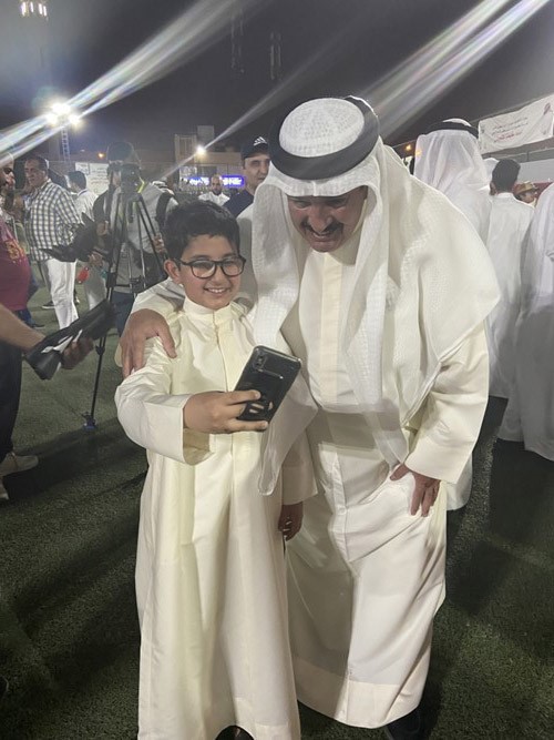  وزير التربية مع التلميذ في صورة سيلفي