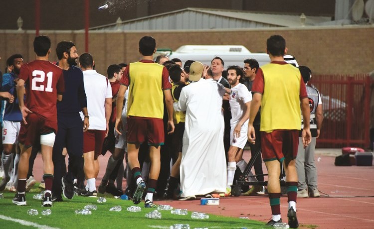 جانب من الاشتباك الذي وقع بين لاعبي الكويت والنصر عقب تسجيل الأبيض الهدف الثاني	(احمد علي)