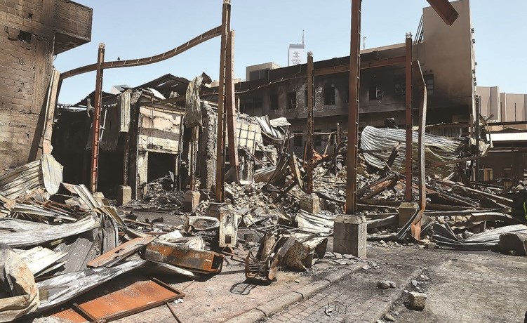 جانب من آثار حريق سوق المباركية
