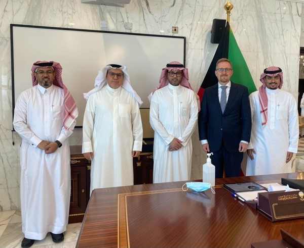  د.خالد السعيد لدى استقباله مدير عام مجلس الصحة لدول مجلس التعاون سليمان الدخيل