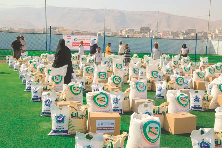 جانب من توزيع السلال الغذائية على الأسر المحتاجة داخل الكويت وخارجها