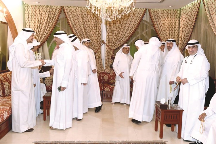 تبادل التهاني بينالحضور