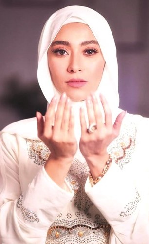 زيزي عادل مرتدية الحجاب