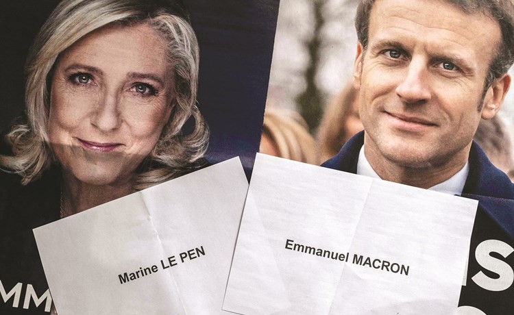 منشورات وبطاقات اقتراع للرئيس الفرنسي ايمانويل ماكرون والمرشحة الرئاسية للحزب اليميني المتطرف مارين لوبن (أ.ف.پ)
