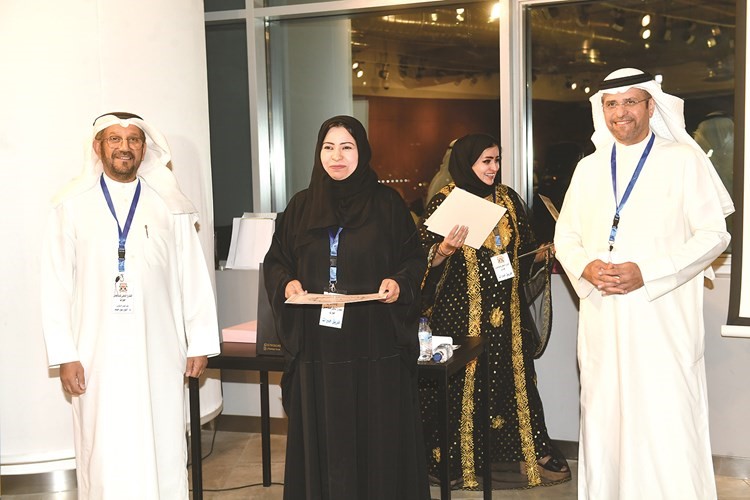 تكريم لإحدى المشاركات