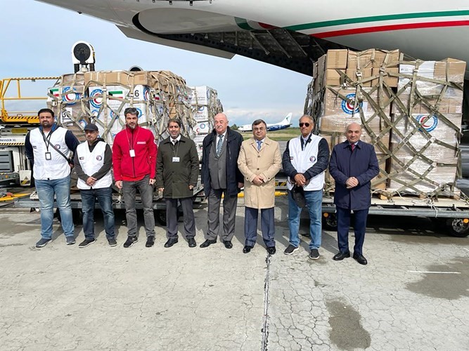 وصول طائرة إغاثة كويتية إلى بوخارست محملة بمواد غذائية وطبية للاجئين الأوكرانيين في رومانيا
