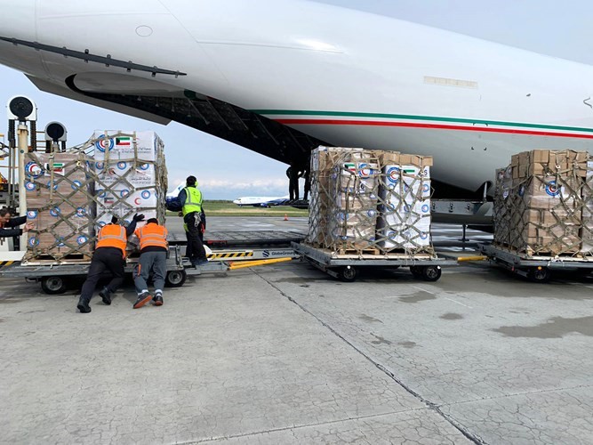 وصول طائرة إغاثة كويتية إلى بوخارست محملة بمواد غذائية وطبية للاجئين الأوكرانيين في رومانيا