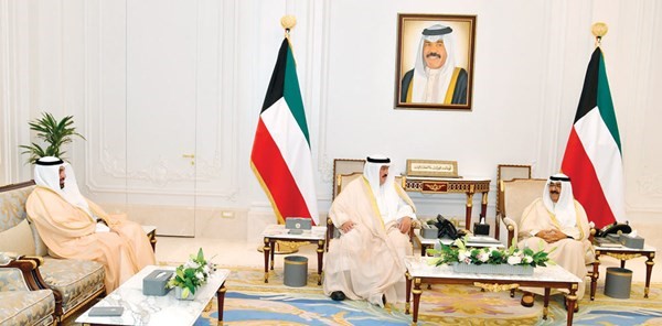  سمو ولي العهد الشيخ مشعل الأحمد خلال استقباله د.علي المضف ود.يوسف الرومي