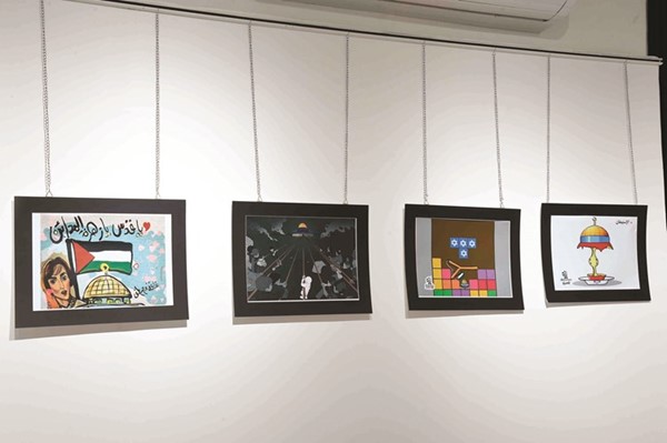 عدد من لوحات المعرض