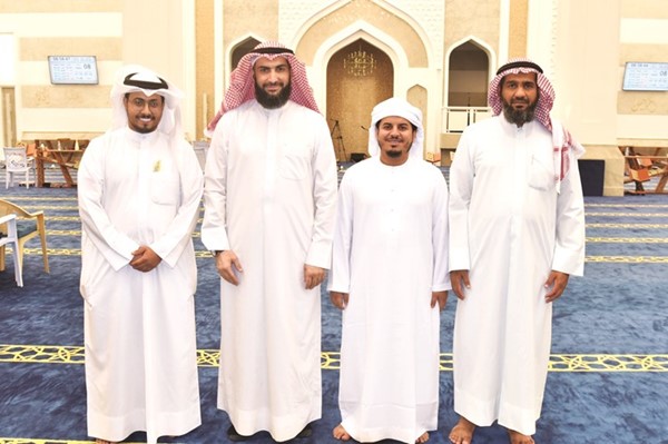 القارئ هزاع البلوشي وإمام المسجد الشيخ عبدالله بارجاء والزميل محمد راتب	(أحمد علي)