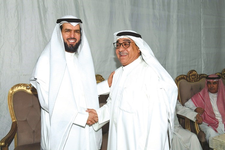 د.عادل الدمخي مستقبلا أحد المهنئين