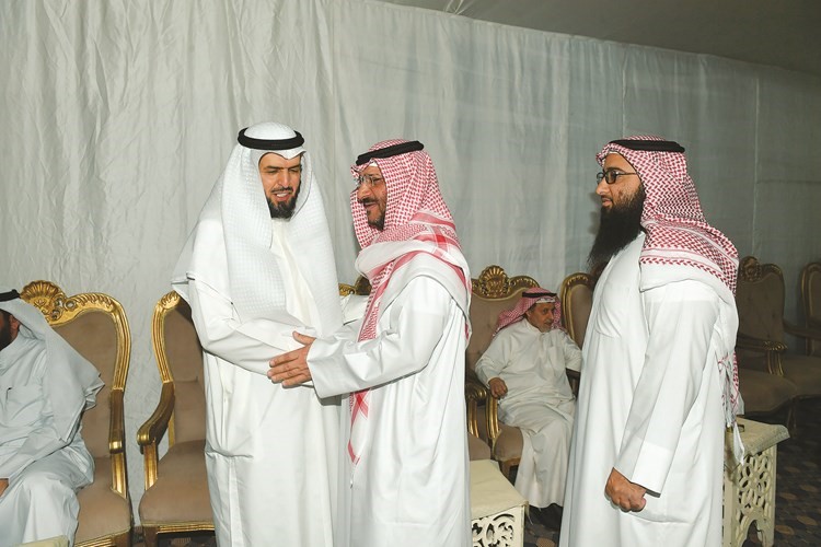 د.الدمخي مستقبلا المباركين