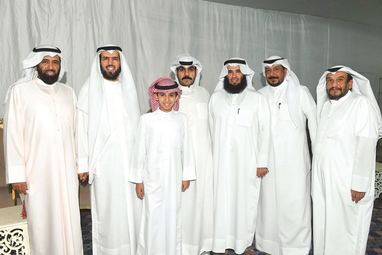 د.الدمخي متوسطا المهنئين برمضان