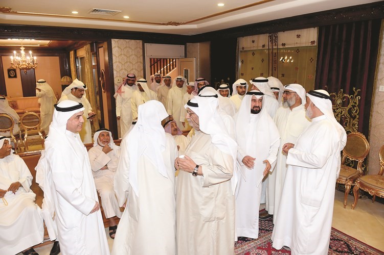 الطريجي مستقبلا المباركين