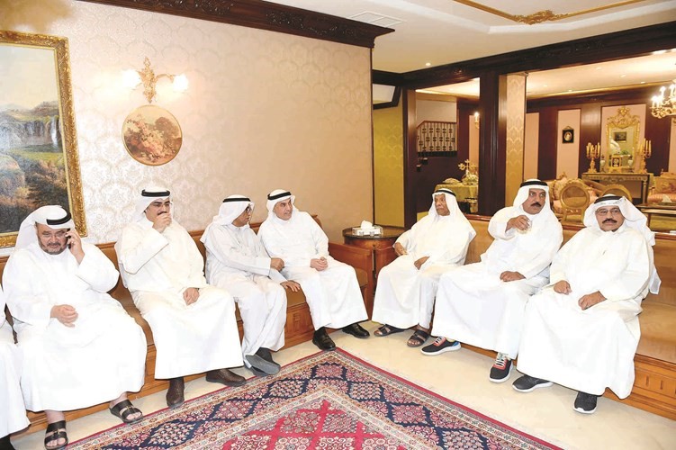 د.عبدالله الطريجي متوسطا الحضور