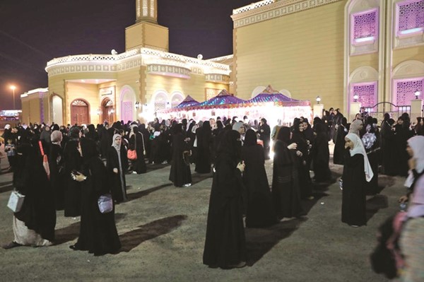 أعداد كبيرة من النساء أمام مصلى النساء بالمسجد