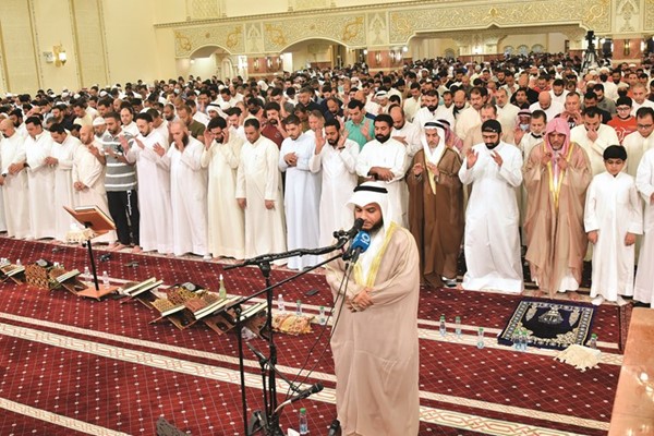 أعداد كبيرة من المواطنين والمقيمين حرصوا على أداء صلاة القيام في مسجد بلال بن رباح 	(أحمد علي)