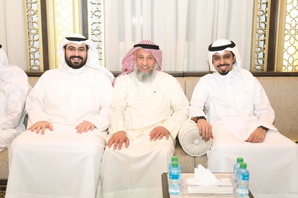 د. عثمان الخميس متوسطا أحمد المطيري والشيخ فهد طلال الفهد